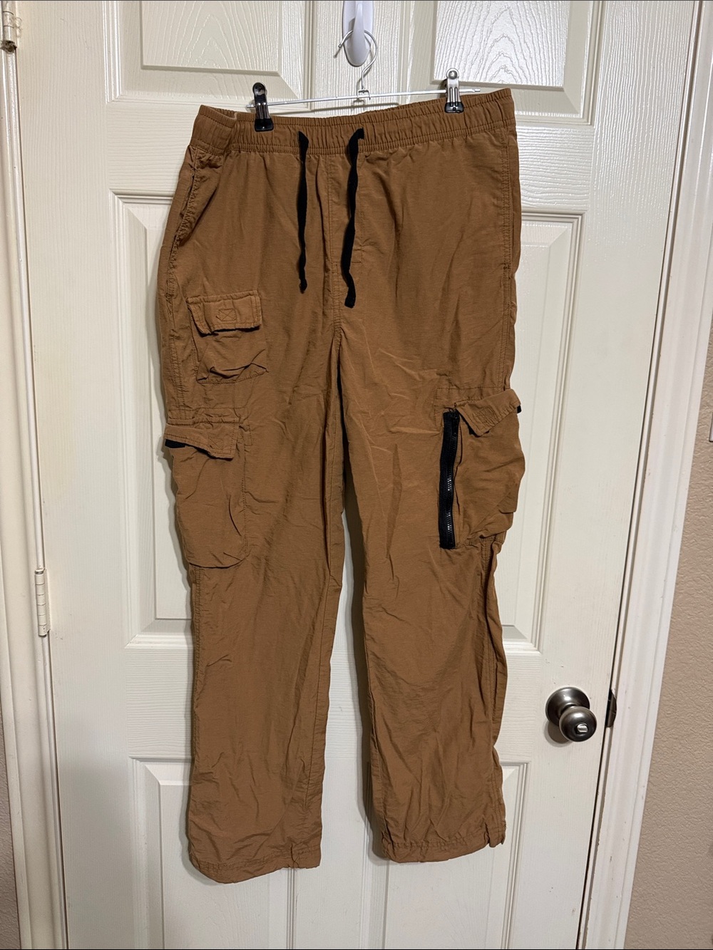 Aeropostale Men's Tan Cargo Pants with Black Drawstrings